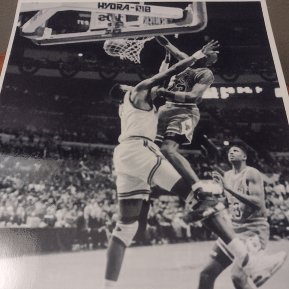 MICHAEL JORDAN DUNKS💥ON EWING  8.5x11 REPRINT 3 POSTER GLOSSY B/W BUNDLE SET!🔥 - Picture 9 of 16